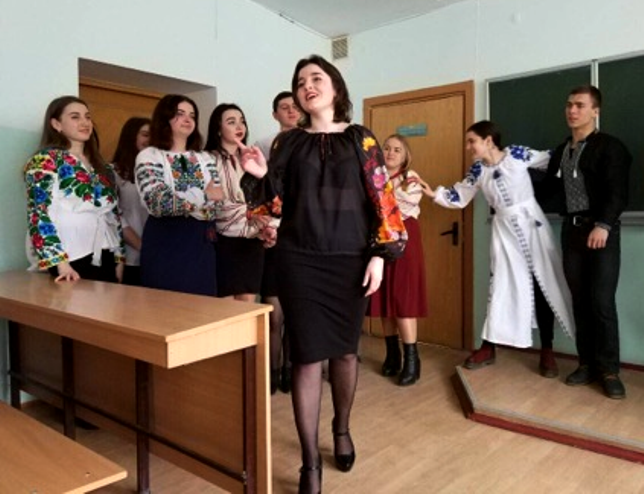 Діана Бернат виконує пісню "Не тополю високую"